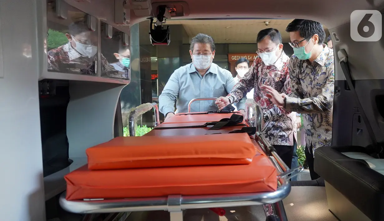 Menkes Terawan Agus Putranto (tengah) melihat mobil ambulan Kijang Innova yang merupakan bantuan dari PT Toyota Astra Motor untuk penanganan Covid-19 di Jakarta (20/5/2020). Kemenkes juga menerima bantuan fasilitas untuk antar jemput tenaga medis sebanyak 48 unit Toyota Avanza. (Liputan6.com/HO/Ady)