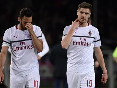Ekspresi kekecewaan pemain AC Milan pada laga lanjutan Serie A yang berlangsung di Stadion Turin, Torino, Senin (30/4). AC Milan kalah 0-2 kontra Torino. (AFP/Marco Bertorello)