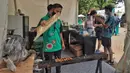 <p>Penjaja kuliner membakar satai di Festival Jajanan Bango (FJB), Senayan, Jakarta, Jumat (28/10/2022). Sebanyak 90 penjaja kuliner turut berpartisipasi dalam FJB yang digelar selama tiga hari, yakni 28-30 Oktober. (Liputan6.com/Angga Yuniar)</p>