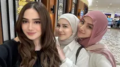 Syifa Hadju, Kesha Ratuliu, dan Margin Wieheerm tampil dengan busana yang simpel. Meski Syifa hanya pakai sweater, Kesha memakai kemeja putih dan Margin pakai baju kaus, namun penampilan ketiganya tetap stylish. Polesan makeup natural membuat Syifa, Kesha, dan Margin jadi makin cantik. Sudah jadi ibu, kebersamaaan Kesha dan Margin Wieheerm seperti ABG di foto ini. (Liputan6.com/IG/@kesharatuliu05)