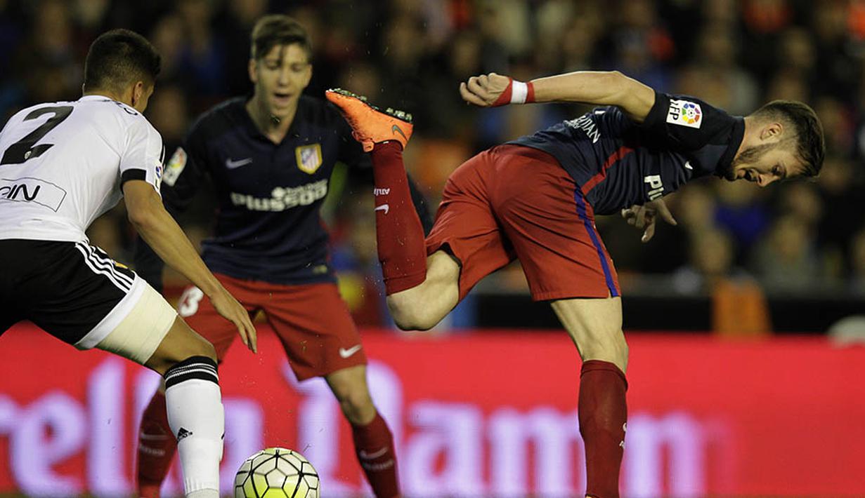 3. Bek Valencia, Joao Cancelo, berebut bola dengan gelandang Atletico Madrid, Saul Niguez pada laga La Liga Spanyol di Stadion Mestalla, Minggu (6/3/2016). Valencia takluk 1-3 dari Atletico Madrid. (AFP/Jose Jordan)