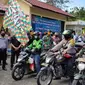 Walikota Tarakan Khairul melepas rombongan pendistribusian bantuan paket sembako dengan menggunakan ojek online, babinsa, dan babimkamtibmas.