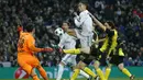 Bintang Real Madrid, Cristiano Ronaldo, berusaha membobol gawang Dortmund pada laga Liga Champions di Stadion Santiago Bernabeu, Madrid, Rabu (6/12/2017). Madrid menang 3-2 atas Dortmund. (AP/Francisco Seco)