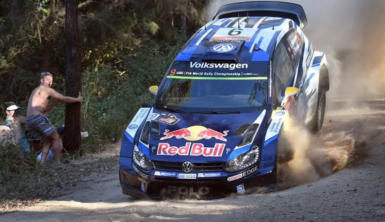 Aksi pereli Norwegia, Andreas Mikkelsen, saat berlomba dalam Reli Australia di Nambucca, Australia. Sabtu (12/9/2015). (AFP Photo/William West)