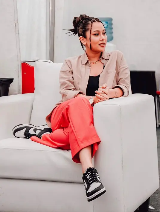 Begini gaya Mutia Ayu saat menunggu giliran tampil di atas panggung. Ia menunggu di back stage dengan santai. (Foto: Instagram/@mutia_ayuu)