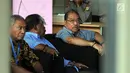Anggota DPR RI dari Fraksi Partai Golkar Melchias Marcus Mekeng (kanan) berada di ruang tunggu sebelum menjalani pemeriksaan di Gedung KPK, Rabu (8/5/2019). Melchias Marcus Mekeng diperiksa sebagai saksi dalam kasus dugaan korupsi e-KTP dengan tersangka Markus Nari. (merdeka.com/Dwi Narwoko)