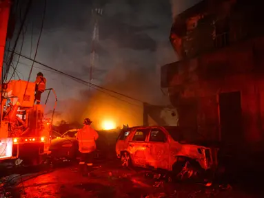 Petugas pemadam kebakaran bekerja untuk memadamkan api setelah ledakan di sebuah bangunan komersial di San Cristobal, Republik Dominika, pada 14 Agustus 2023. (AFP stringer)