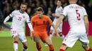 Aksi Mathijs De Ligt pada laga pembuka Grup C Kualifikasi Piala Eropa 2020 yang berlangsung di Stadion Faijenoord, Rotterdam, Jumat (22/2). Belanda menang 4-0 atas Belarusia. (AFP/Koen Van Weel)