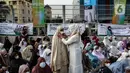 <p>Umat Islam bersiap melaksanakan sholat Id 1 Syawal 1443 Hijriah hingga memenuhi Stadion Jakarta Internasional Stadium, Senin (2/5/2022). Pemerintah Indonesia menetapkan Hari Raya Idul Fitri 1443 Hijriah jatuh pada tanggal 2 Mei 2022. (Liputan6.com/Johan Tallo)</p>