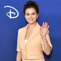 Selena Gomez dalam setelan dari Mango di Premiere She-Hulk. Foto: Instagram.