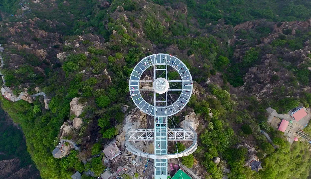 Panggung berlantai kaca terlihat dari pandangan udara yang berada di pinggir tebing di Shilinxia, Beijing, 30 april 2016. Panggung kaca yang menggantung hingga 32.8 meter dari tepi tebing ini merupakan objek wisata baru di China. (AFP PHOTO/STR)