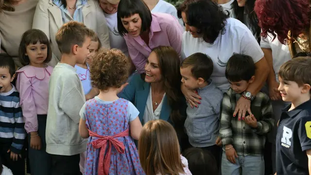 Kate Middleton Sapa Publik Italia dengan Setelan Biru dan Tas Mini Rp 76 Jutaan