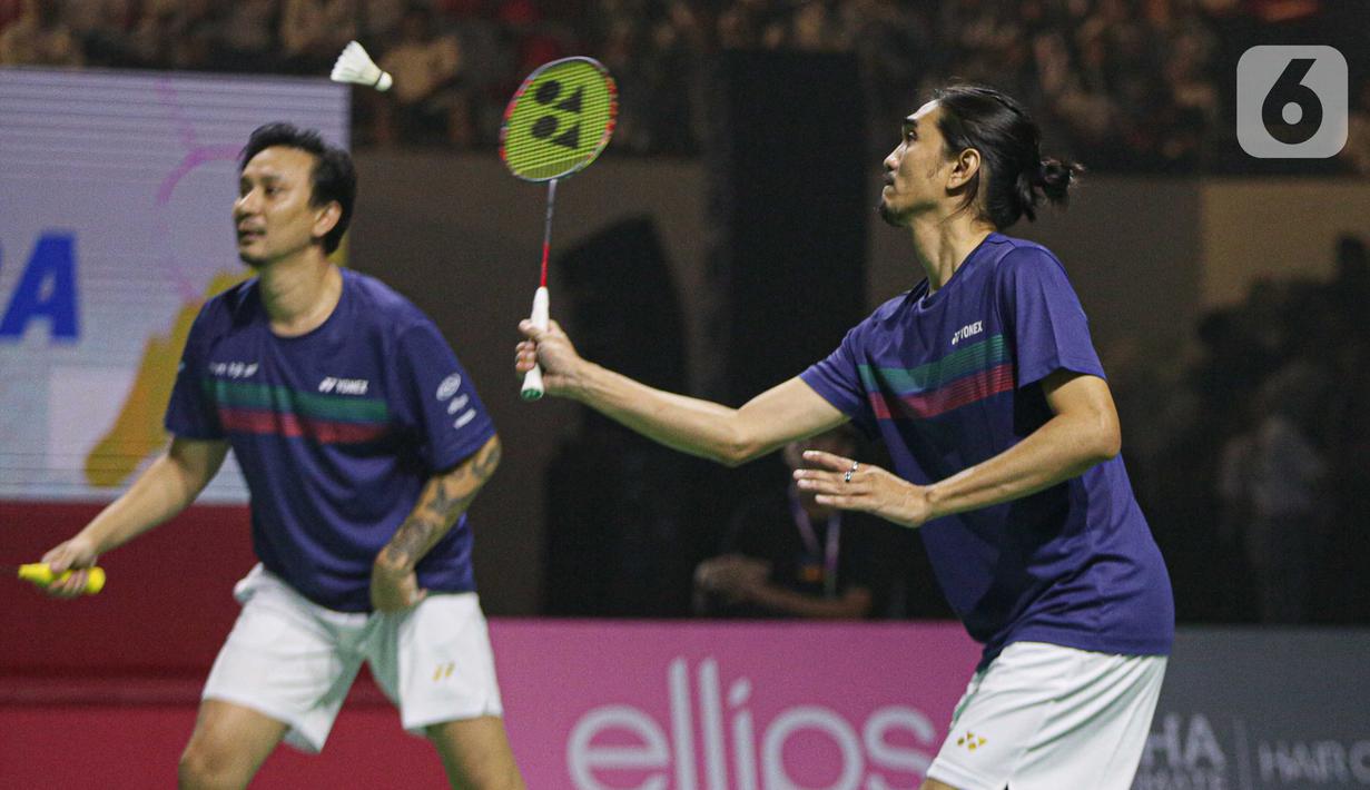 Pasangan Vincent dan Duta kompak memakai jersey biru dongker dan celana putih. (Liputan6.com/Faizal Fanani)