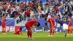 Reaksi kecewa sejumlah pemain Vietnam setelah gawang timnya dibobol oleh pemain Jepang, Keito Nakamura pada laga Grup D Piala Asia 2023 di Al Thumama Stadium, Qatar, Minggu (14/01/2024). (AFP/Karim Jaafar)