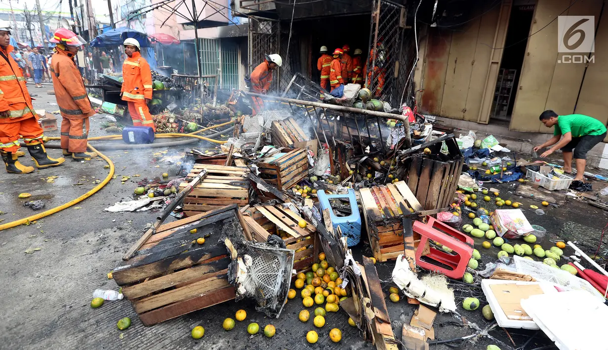 Sejumlah barang dagangan berserakan di depan ruko yang terbakar di Pasar Kebayoran Lama, Jakarta, Selasa (13/6). Tidak ada korban jiwa dalam kebakaran tersebut. (Liputan6.com/Johan Tallo)