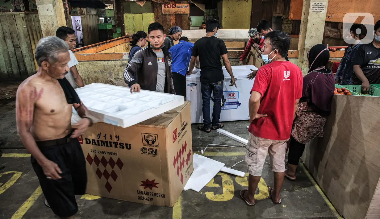 Sejumlah pedagang terdampak kebakaran mulai membangun lapak jualan di Blok B, Pasar Minggu, Jakarta Selatan, Rabu (21/4/2021). Lapak baru tersebut merupakan upaya relokasi agar puluhan pedagang bisa memulai jualan kembali. (Liputan6.com/Faizal Fanani)