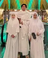 Nikita Willy kali ini menjalankan umrah bersama suami dan ibundanya. Nikita pun tampil dengan abaya putih senada dengan bergo. [@yorafebrina]