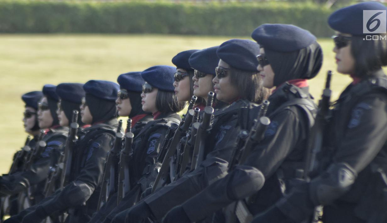 Anggota polisi wanita (Polwan) berbaris saat peringatan HUT ke-70 Polwan di Lapangan Monas, Jakarta, Senin (3/9). Berbagai atraksi ketangkasan diperlihatkan sejumlah polwan. (Merdeka.com/Iqbal S. Nugroho)