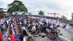 Warga melakukan salat gerhana matahari di Pantai Tanjung Kelayang, Tanjung Pandan,  Belitung, Rabu,  (9/4/ 2016). Salat gerhana tersebut diadakan sebagai ungkapan syukur atas kuasa Allah SWT. (Liputan6.com/Gholib)