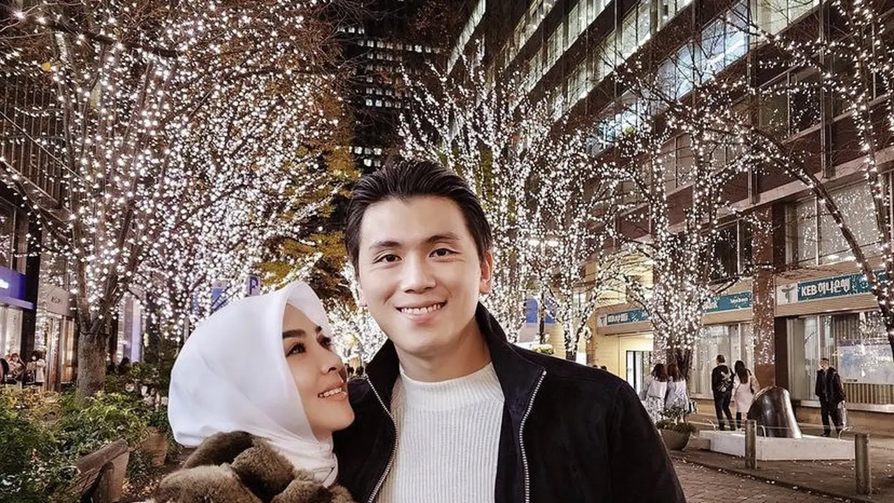Gaya Kompak Syahrini dan Reino Barack Tahun Baruan di Jepang