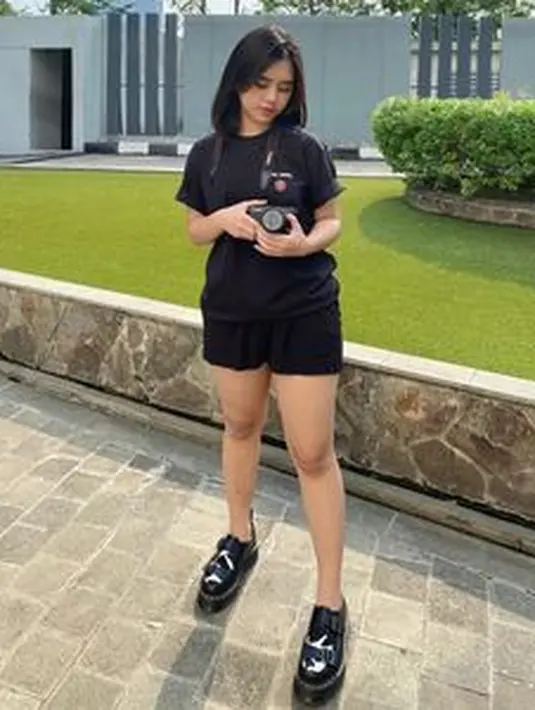 Selain boots tinggi, Ziva juga penggemar ankle boots yang melengkapi gaya kasualnya dalam tampilan serba hitam ala cewek mamba. (Foto: Instagram @zivamagnolya)