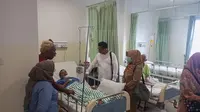 Syarif Durachman, seorang guru ngaji menjadi korban pembacokan, kini masih terbaring di rumah sakit. Foto: liputan6.com/ajang nurdin&nbsp;