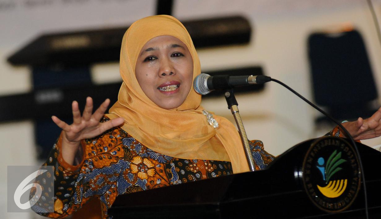 Menteri Sosial, Khofifah Indar Parawansa memberikan pesan jelang pemberian bantuan bagi penyandang disabiltas di Jakarta, Senin (28/12/2015). Mensos meresmikan sejumlah fasilitas penunjang bagi penyandang disabilitas. (Liputan6.com/Helmi Fithriansyah)