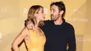 <p>Casey Affleck (kanan) dan Caylee Cowan tiba untuk amfAR Gala Los Angeles 2022 di Pacific Design Center, West Hollywood, California, Amerika Serikat, 3 November 2022. Pasangan yang bertemu pada Januari 2021 dan mulai berkencan beberapa waktu lalu itu tampaknya menjadi pasangan yang cukup bahagia di karpet merah. (Matt Winkelmeyer/Getty Images for amfAR/AFP)</p>