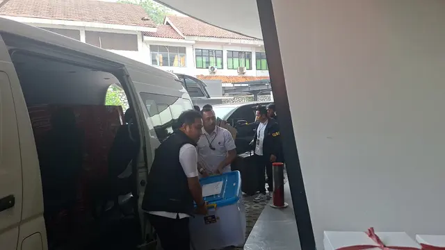 Polisi bawa barang bukti kasus Febrie Adriansyah ke Kejagung.