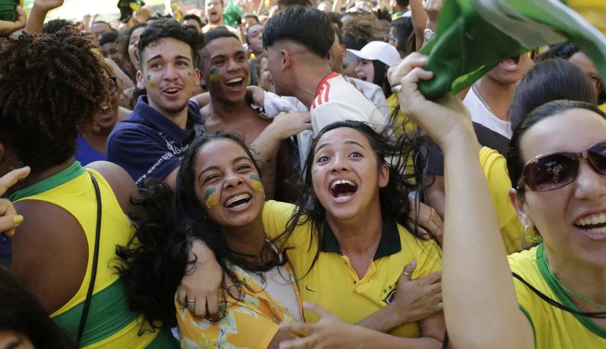 Suporter Brasil meluapkan kegembiraan setelah timnya mencetak gol ke gawang Kosta Rika pada laga grup E Piala Dunia 2018 di Rio de Janeiro, Brasil, (22/6/2018). Brasil menang 2-0. (AP/Silvia Izquierdo)