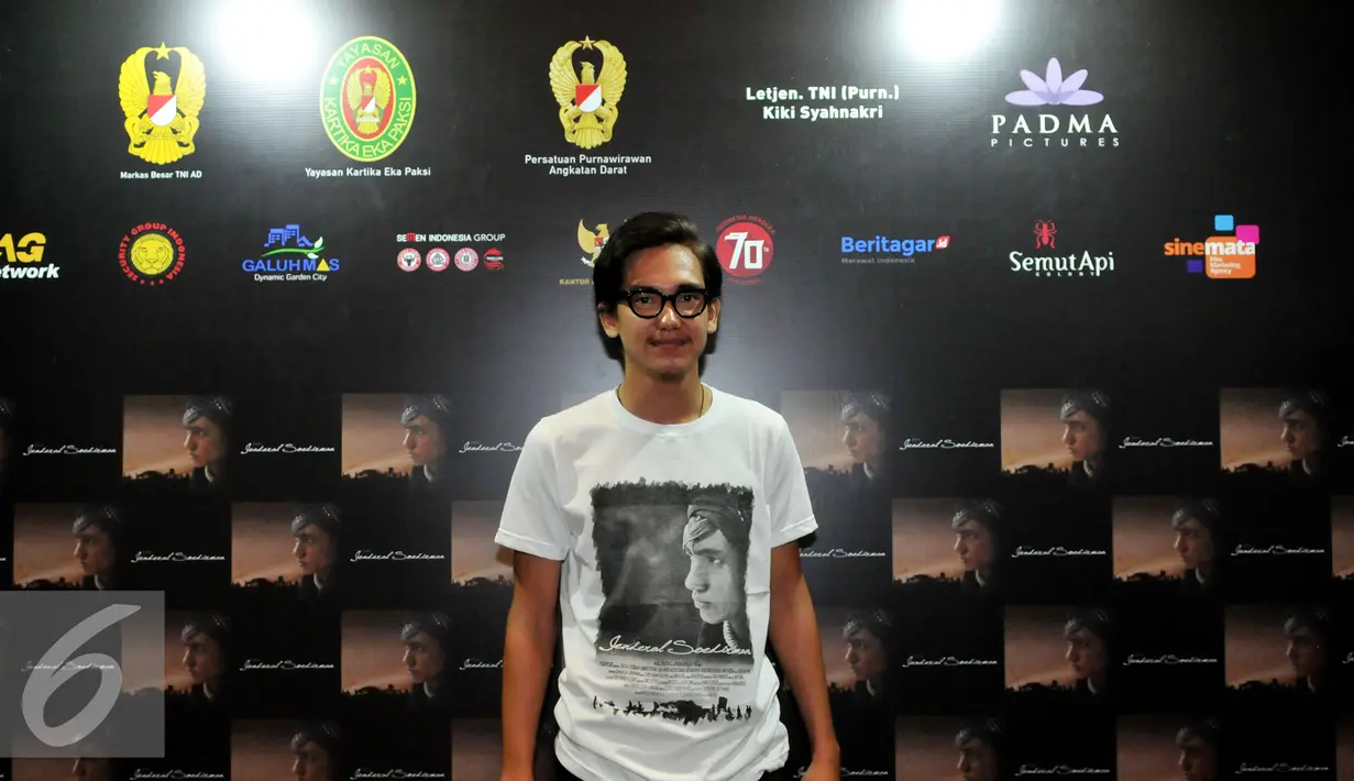 Aktor Adipati Dolken, berpose saat menghadiri jumpa pers sekaligus pemutaran perdana Film Jenderal Soedirman di Jakarta, Senin (24/8/2015). Adipati berperan sebagai Jenderal Soedirman dalam film tersebut. (Liputan6.com/Andrian M Tunay)