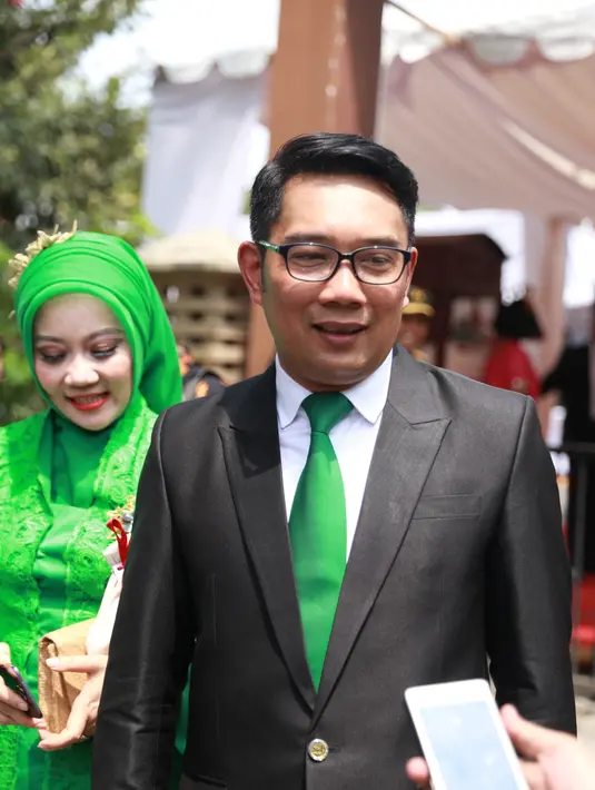 Ridwan Kamil Wali Kota Bandung beserta istri, Atalia menghadiri pesta pernikahan Kahiyang Ayu dan Bobby Nasution. Wali Kota yang biasa disapa Kang Emil itu mengaku kaget saat ketemu Putri Kedua Jokowi. (Adrian Putra/Bintang.com)