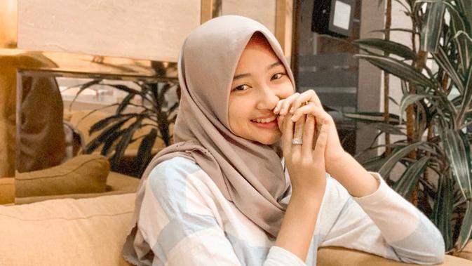 Alumnus SMA Taruna Bakti Bandung yang baru lulus 2020 lalu memang memiliki senyum yang sangat manis. Terlebih, senyumnya semakin manis saat ia memakai hijab. Dengan hijab, penampilan Ansellma Putri semakin memesona saja. (Liputan6.com/IG/@ansellmaputri)