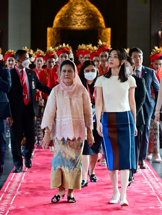 <p>Tak hanya keakraban, busana yang dikenakan Ibu Iriana pun menarik perhatian. Beliau terlihat mengenakan kain songket dan sandal Hermes bernilai Rp13 juta. [Foto: Biro Pers Istana Negara]</p>