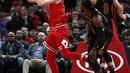 Pebasket Chicago Bulls, Lauri Markkanen, memasukkan bola saat melawan Cleveland Cavaliers pada laga NBA di United Center, Selasa (5/12/2017). Cleveland Cavaliers menang 113-91 atas Chicago Bulls. (AP/Charles Rex Arbogast)