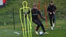 Kevin De Bruyne mengikuti sesi latihan timnas Belgia sebagai bagian dari persiapan tim untuk pertandingan kualifikasi Euro 2024 mendatang, di markas besar Asosiasi Sepak Bola Belgia RBFA di Tubize, Rabu (23/3/2023). (Photo by VIRGINIE LEFOUR / Belga / AFP)