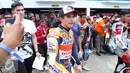 Marc Marquez saat berada di sirkuit Sentul untuk memberikan coaching clinic, Jawa Barat, Selasa (25/10). Marquez tiba di Indonesia sejak Senin malam 24 Oktober 2016, tanpa didampingi rekannya, Dani Pedrosa (Liputan6.com/Angga Yuniar)
