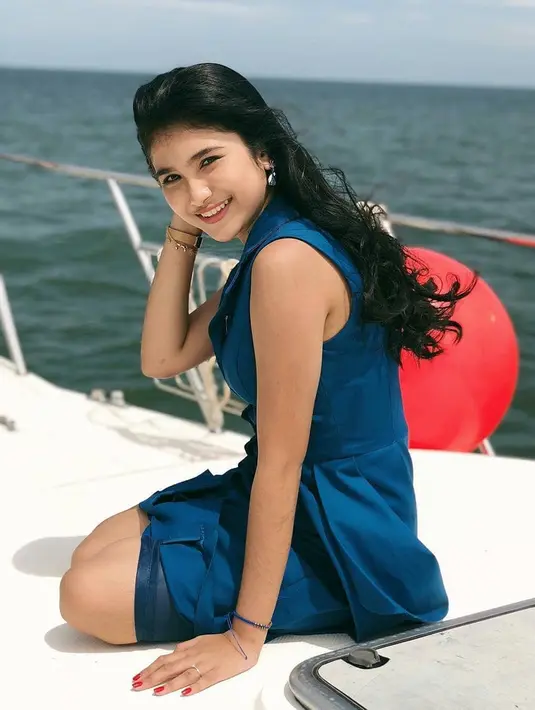 Meski terbilang baru menggeluti dunia hiburan, Maureen termasuk salah satu yang paling konsisten sejak awal kemunculannya sebagai publik figur. Maka tak heran jika seleb 18 tahun ini sudah memiliki banyak penggemar. (Liputan6.com/IG/@maureendaryananii_)