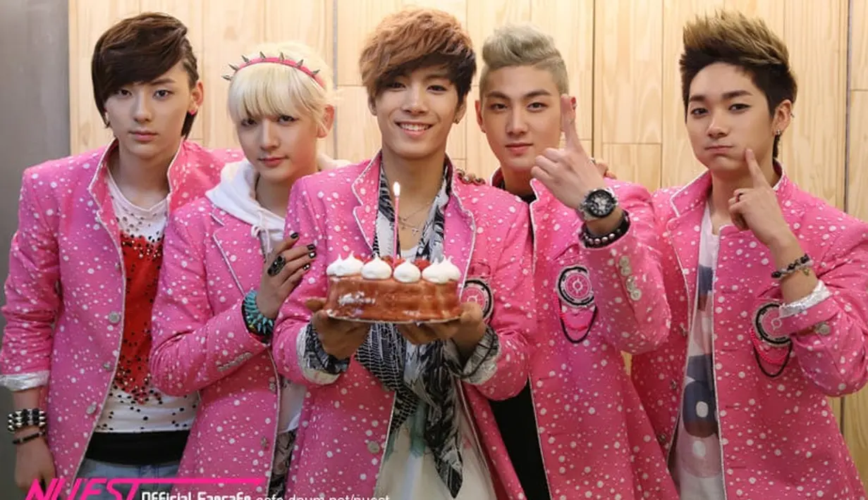 Sepanjang kariernya, NU"EST sudah mengeluarkan 2 album dan 4 mini album. Di pertengahan 2017, mereka sukses memperkenalkan mini album mereka yang berjudul W, Here. (Foto: soompi.com)