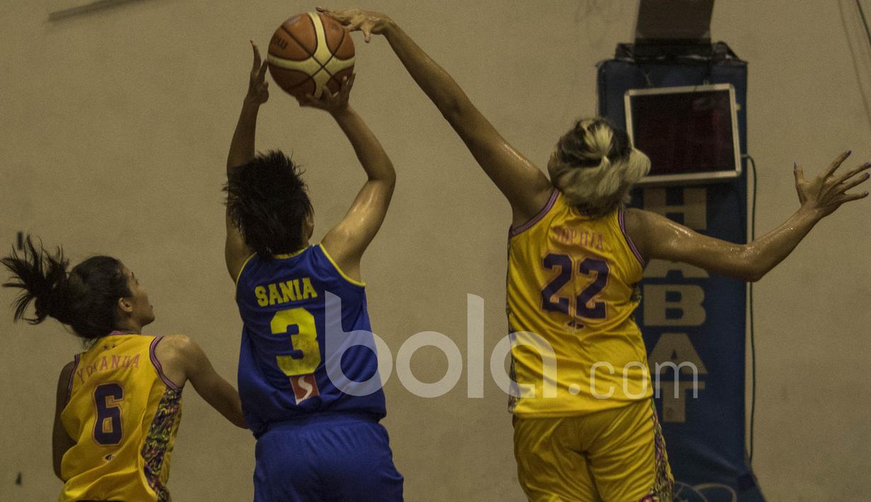 Pebasket Surabaya Fever, Sophia Gabriel, menghadang pebasket Sahabat Semarang pada final Sahabat Cup 2017 di GOR Sahabat, Semarang, Sabtu (22/4/2017). Sahabat kalah 61-71 dari Fever. (Bola.com/Vitalis Yogi Trisna)