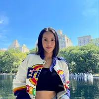 Sedangkan Anya Geraldine terlihat stylish dengan bomber jacket. Tanpa paduan yang rumit, aksen jaket memberikan kesan penuh pernyataan.