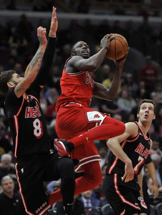 Pemain Chicago Bulls, Jerian Grant (2) mencoba melakukan tembakan melewati kepungan pemain Miami Heat pada laga NBA basketball game di United Center, Chicago, (26/11/2017). Miami Heat menang 100-93.  (AP/Paul Beaty)