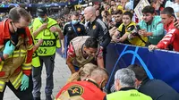 Cristiano Ronaldo yang menyadari tendangan yang dilepaskan mengenai seorang petugas keamanan langsung mendatangi sang petugas dan memberikan uluran tangan padanya. (Foto: AFP/Fabrice Coffrini)