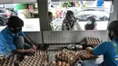 Warga saat membeli telur saat Gelar Pangan Murah di Pasar Tebet Barat, Jakarta, Rabu (23/12/2020). Gelar Pangan Murah digelar guna mengantisipasi kenaikan harga jelang Natal dan Tahun Baru. (merdeka.com/Iqbal S. Nugroho)