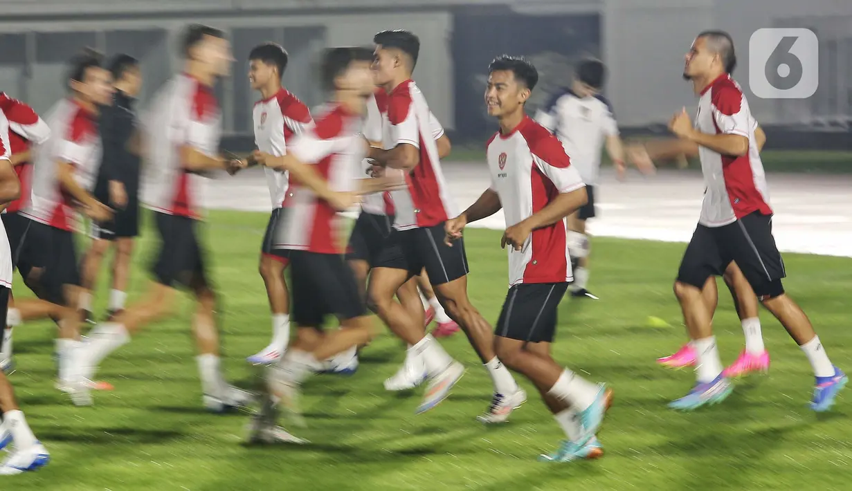 Pemain timnas Indonesia melakukan sesi pemanasan jelang latihan resmi di Stadion Madya, Kompleks Gelora Bung Karno, Jakarta, Senin (9/9/2024). (Liputan6.com/Angga Yuniar)