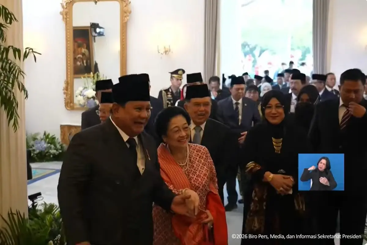 Momen Ketua Dewan Pengarah BPIP Megawati Soekarnoputri menggandeng Presiden Prabowo Subianto usai Upacara Hari Lahir Pancasila.