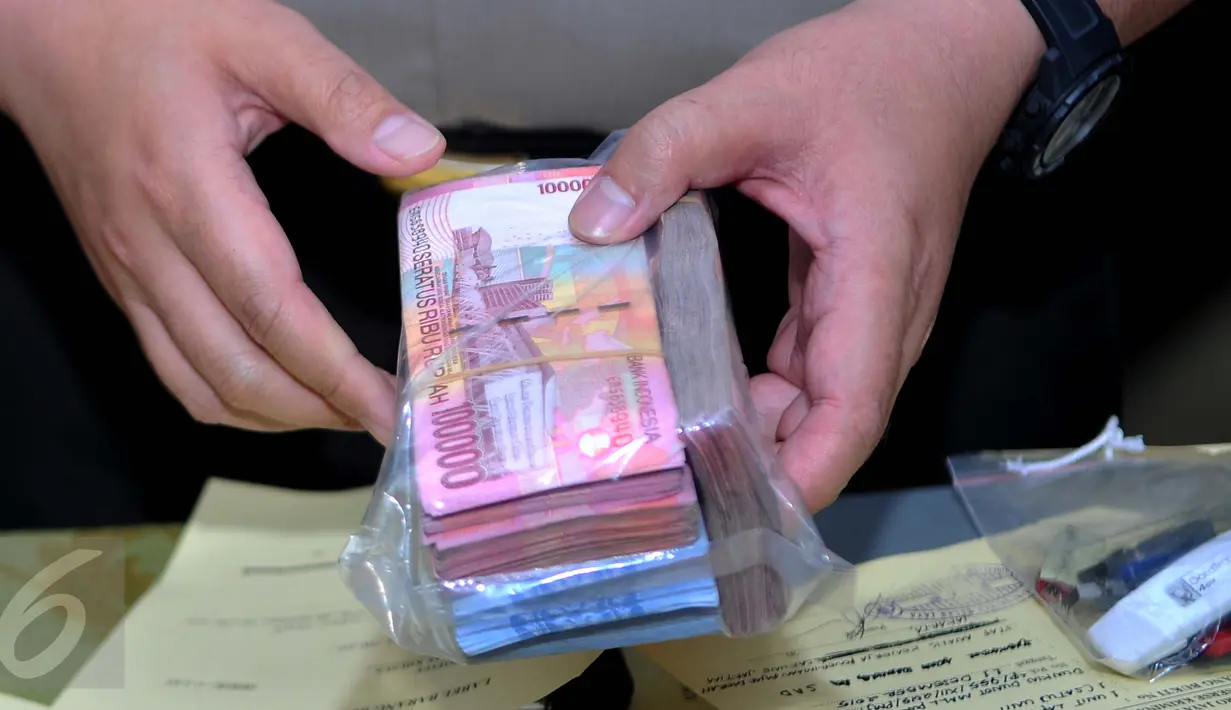 Barang bukti berupa uang senilai Rp.45 Juta diamankan Polda Metro Jaya dari oknum pegawai perpajakan, Jakarta, Kamis (17/12/2015). Tersangka mengemplang pajak dari tiga hotel wajib pajak di kawasan Kembangan, Jakarta Barat. (Liputan6.com/Gempur M Surya)
