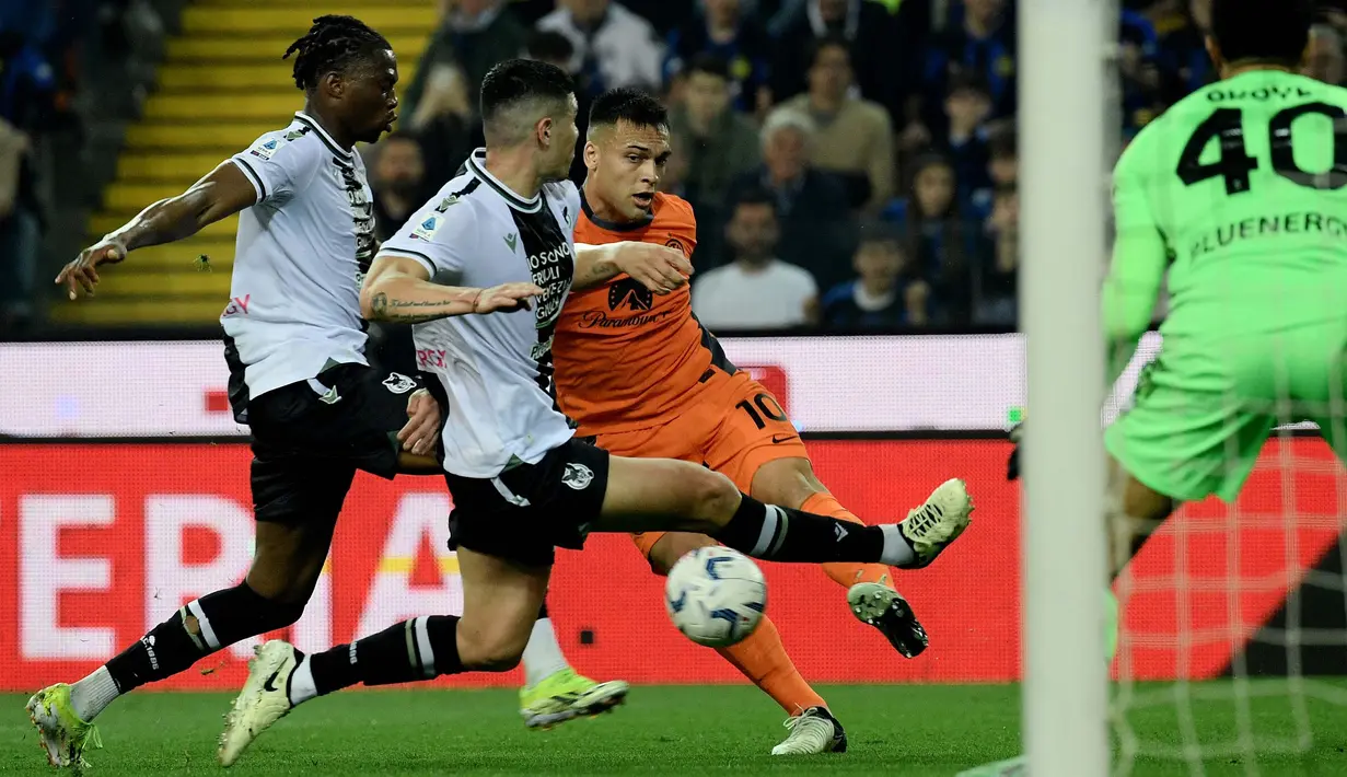 Inter Milan berhasil menaklukkan tuan rumah Udinese 2-1. (Filippo MONTEFORTE/AFP)