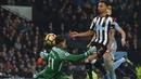 Aksi pemain Newcastle United, Jacob Murphy mengecoh kiper Manchester City, Ederson pada laga Premier League di Etihad Stadium, Manchester, (20/1/2018). Manchester City menang 3-1. (AFP/Paul Ellis)