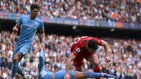 Ketatnya pertarungan antara Manchester City versus Liverpool pada ajang Liga Inggris. (PAUL ELLIS / AFP)